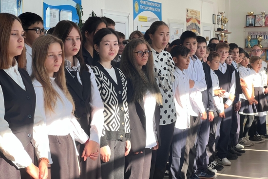 В КГУ «Елецкая  средняя школа» состоялась торжественная линейка, посвящённая открытию празднования Дня Республики Казахстан.