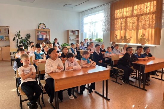Бүкіләлемдік Балалар күніне орай мектептің әлеуметтік педагогы Есільбаев А.Ж. оқушыларға ақпарат беру мақсатында сабақ өткізді