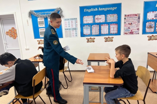 В соответствии с планом профориентационной работы в нашей школе среди учащихся 7–9 классов была проведена профориентационная беседа. Встречу провёл курсант Дауренбеков М. — представитель РГУ «Военный колледж имени Героя Советского Союза, Халық Қаһарманы, 