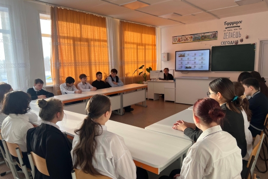 В рамках реализации программы «Адал азамат» учащиеся 10–11 классов КГУ «Елецкая средняя школа» приняли участие в классном часе, который проводился Министром водных ресурсов в формате телемоста.