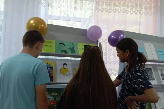 В школьной библиотеке открылась яркая  и вдохновляющая книжная выставка 